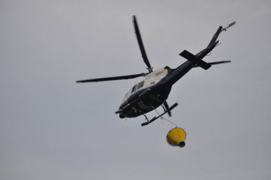 Helikopter uçuş insanları kurtarmak