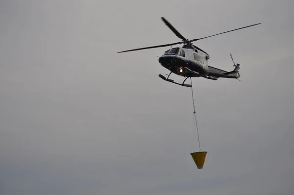 Helikopter Ratowaniu Ludzi Locie — Zdjęcie stockowe