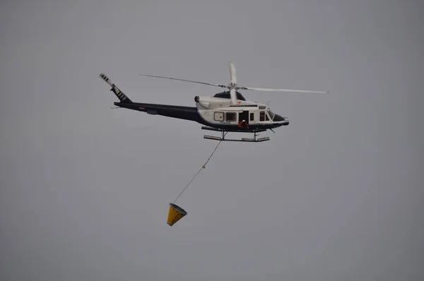 Hubschrauber Rettet Menschen Flug — Stockfoto