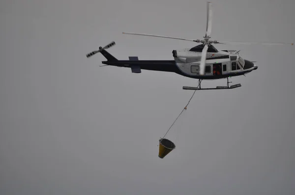 Hubschrauber Rettet Menschen Flug — Stockfoto