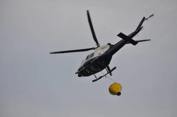 Helikopter uçuş insanları kurtarmak