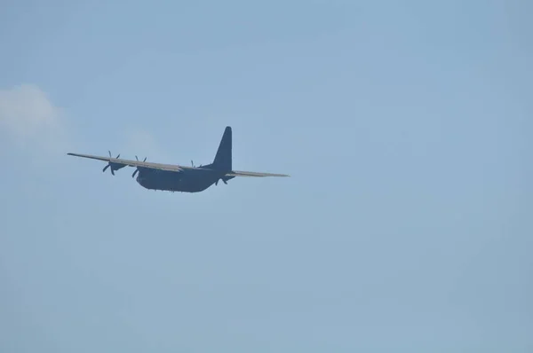 Militärtransporter Flug — Stockfoto