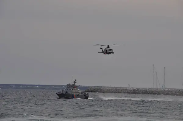 Hélicoptère Sauver Des Personnes Vol — Photo