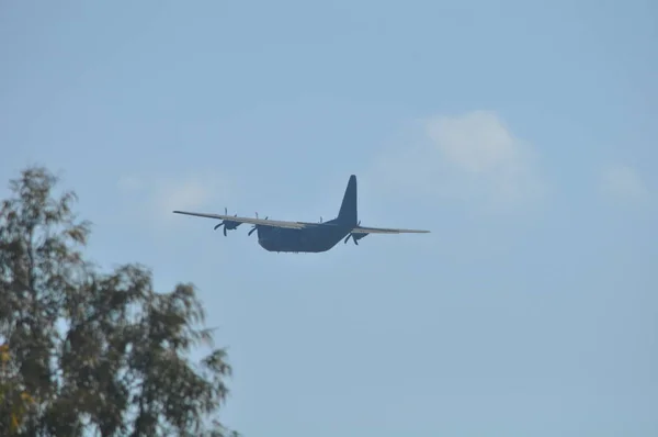 Militärtransporter Flug — Stockfoto