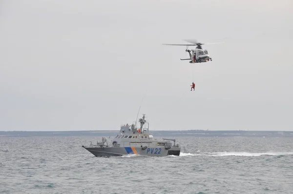 Hélicoptère Sauver Des Personnes Vol — Photo