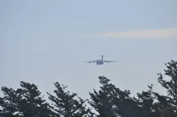 Militärtransporter Flug — Stockfoto