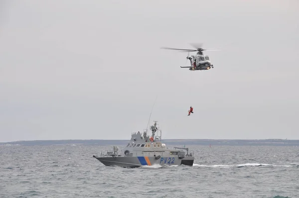 Hubschrauber Rettet Menschen Flug — Stockfoto