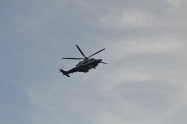 Helikopter uçuş insanları kurtarmak