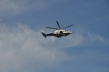 Helikopter uçuş insanları kurtarmak