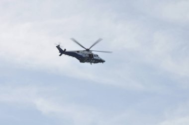 Helikopter uçuş insanları kurtarmak
