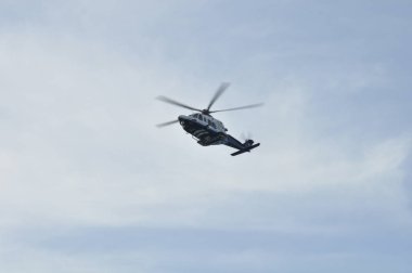 Helikopter uçuş insanları kurtarmak