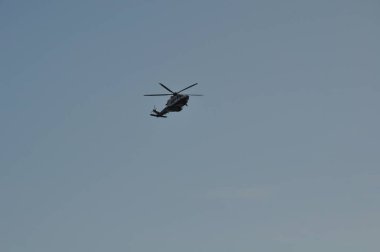 Helikopter uçuş insanları kurtarmak