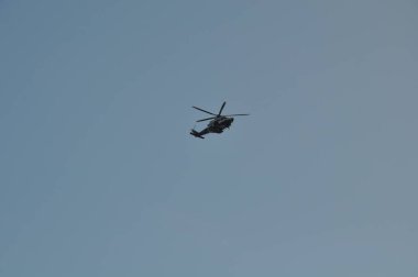 Helikopter uçuş insanları kurtarmak