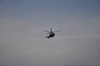 Helikopter uçuş insanları kurtarmak