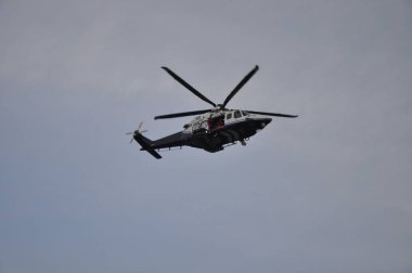 Helikopter uçuş insanları kurtarmak
