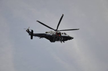 Helikopter uçuş insanları kurtarmak