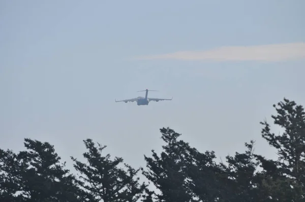 Militärtransporter Flug — Stockfoto