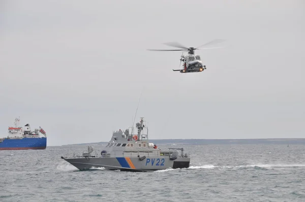 Hubschrauber Rettet Menschen Flug — Stockfoto