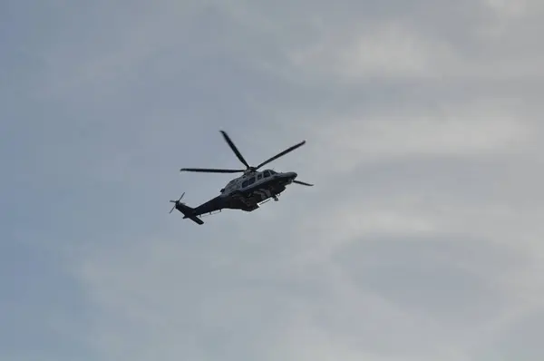 Hubschrauber Rettet Menschen Flug — Stockfoto