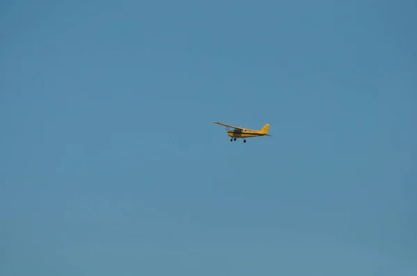 Einmotorige Flugzeugstütze — Stockfoto