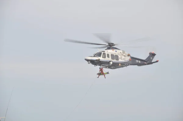 Hélicoptère Sauver Des Personnes Vol — Photo