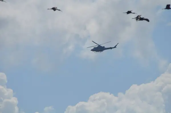 Helikopter Mensen Vlucht Slaan — Stockfoto