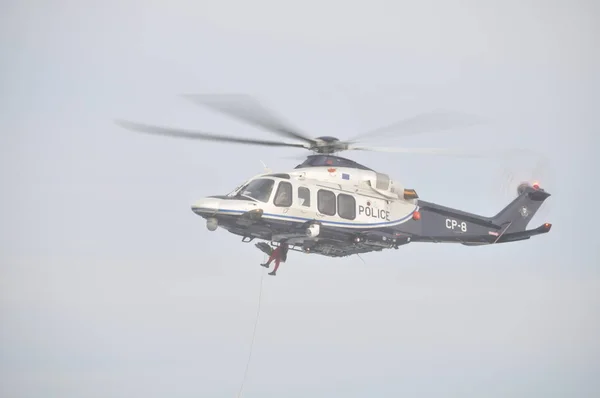 Hubschrauber Rettet Menschen Flug — Stockfoto