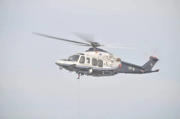 Hubschrauber Rettet Menschen Flug — Stockfoto