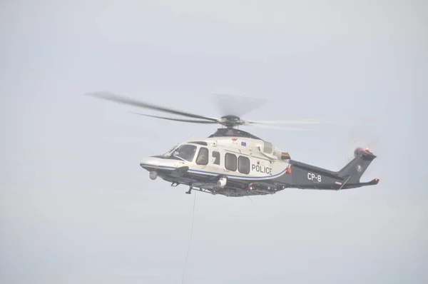 Вертолет Спасает Людей Полете — стоковое фото