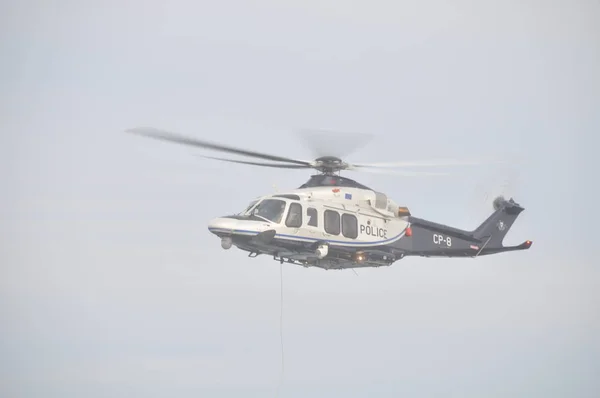 Hubschrauber Rettet Menschen Flug — Stockfoto