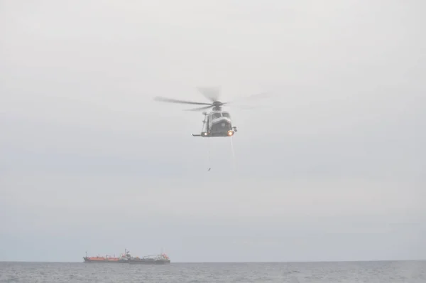 Hubschrauber Rettet Menschen Flug — Stockfoto