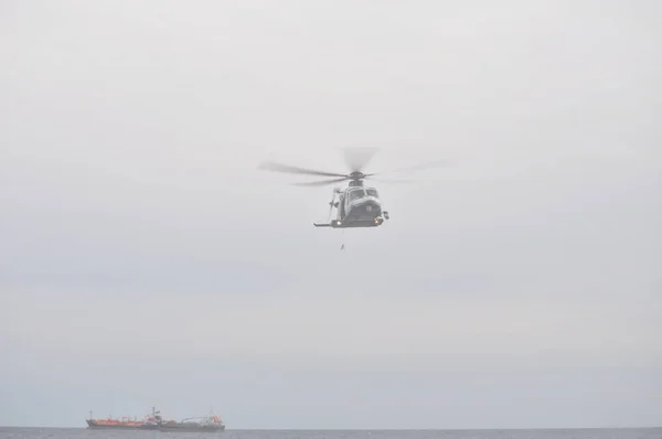 Helicóptero Salvar Pessoas Voo — Fotografia de Stock