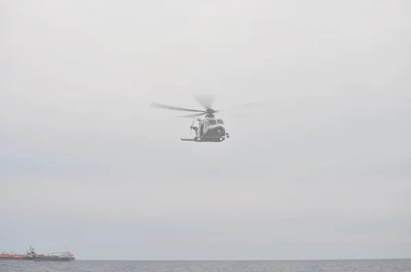 Hubschrauber Rettet Menschen Flug — Stockfoto