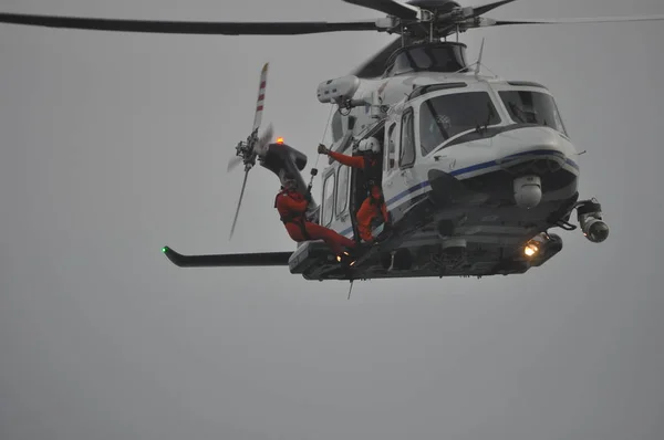 Hubschrauber Rettet Menschen Flug — Stockfoto