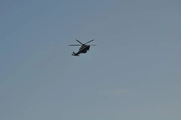 Helicóptero Salvando Personas Vuelo —  Fotos de Stock