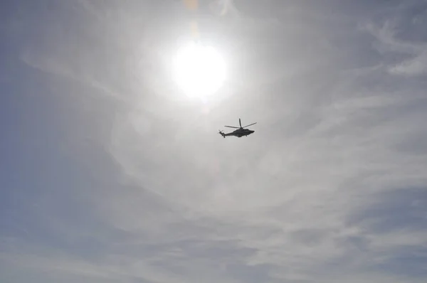 Helicóptero Salvar Pessoas Voo — Fotografia de Stock