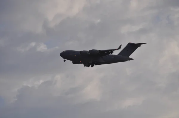 Militärtransporter Flug — Stockfoto