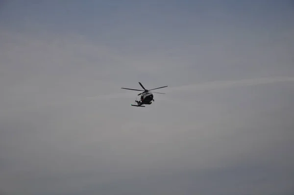 Вертолет Спасает Людей Полете — стоковое фото