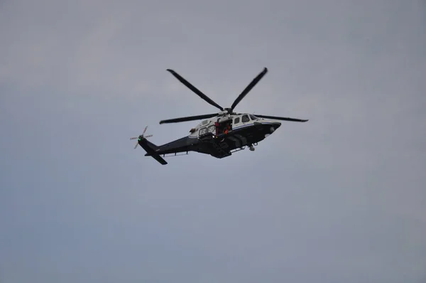 Hubschrauber Rettet Menschen Flug — Stockfoto