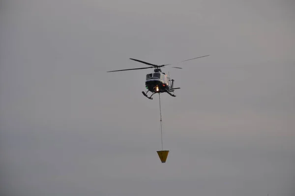 Helikopter Ratowaniu Ludzi Locie — Zdjęcie stockowe