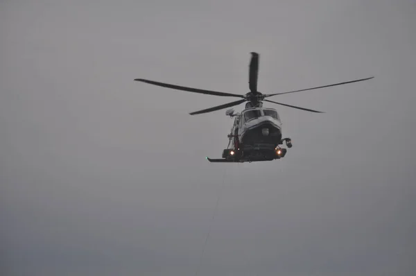 Hubschrauber Rettet Menschen Flug — Stockfoto