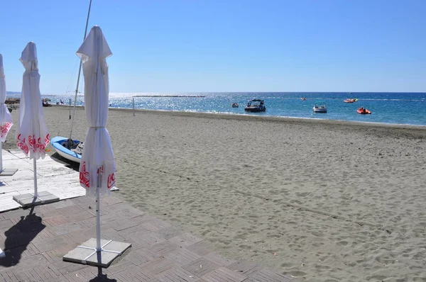 Kaunis Limassol Beach Kyproksella — kuvapankkivalokuva