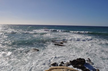 Deniz kenarındaki güzel plaj Pafos Kıbrıs mağaralar