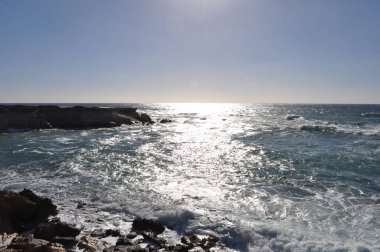 Deniz kenarındaki güzel plaj Pafos Kıbrıs mağaralar