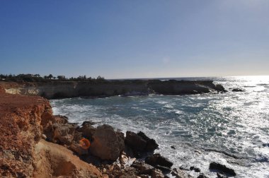 Deniz kenarındaki güzel plaj Pafos Kıbrıs mağaralar