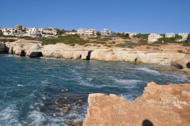 Deniz kenarındaki güzel plaj Pafos Kıbrıs mağaralar