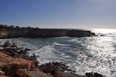 Deniz kenarındaki güzel plaj Pafos Kıbrıs mağaralar