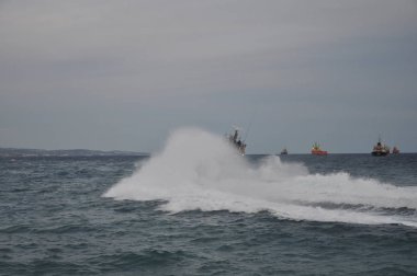 Güzel savaş gemisi denizde.