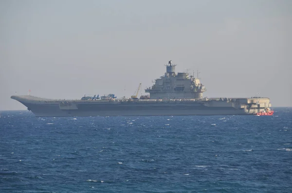 Güzel savaş gemisi denizde.