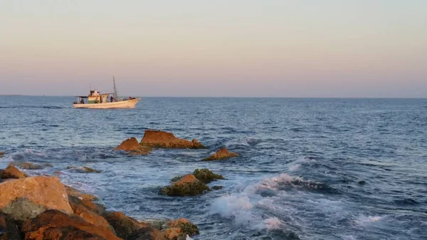 公開した海で美しいボート — ストック写真